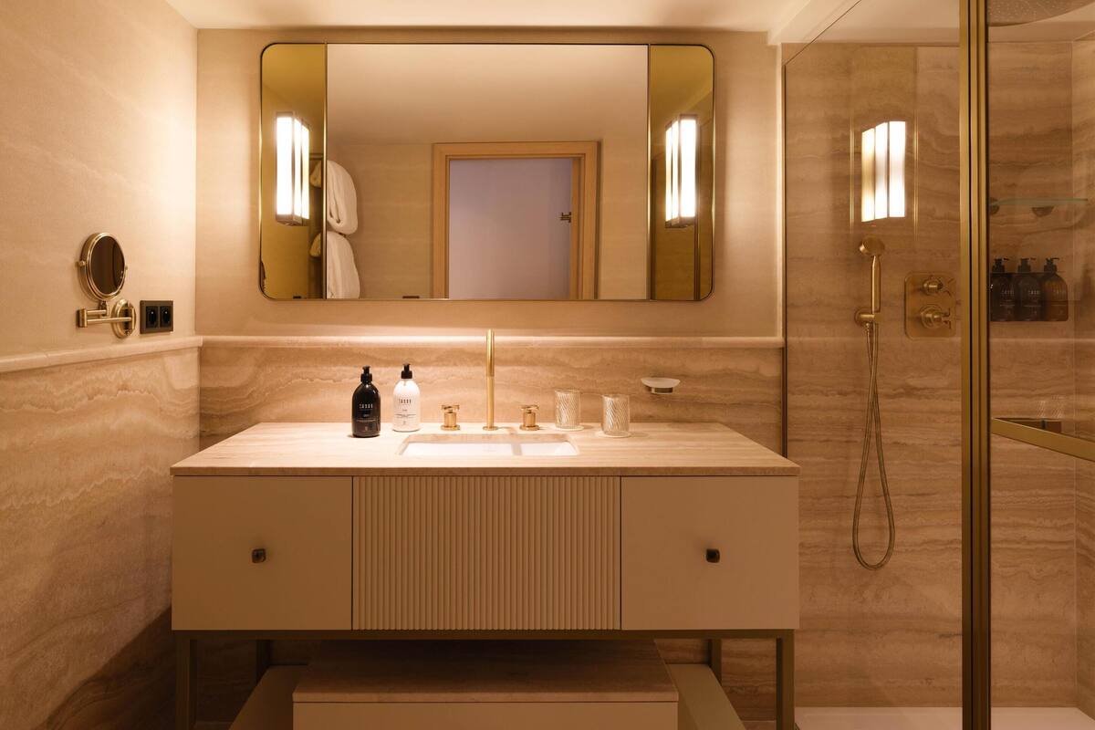 classic room | bathroom | free toiletries, hair dryer, bathrobes, slippers