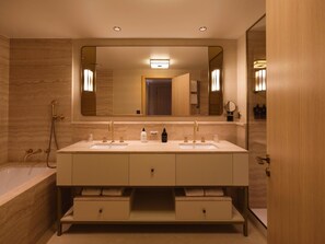 Suite, Terrace | Bathroom | Free toiletries, hair dryer, bathrobes, slippers - Villa Miraé by Inwood Hotels - Cap d'Antibes (Antibes)