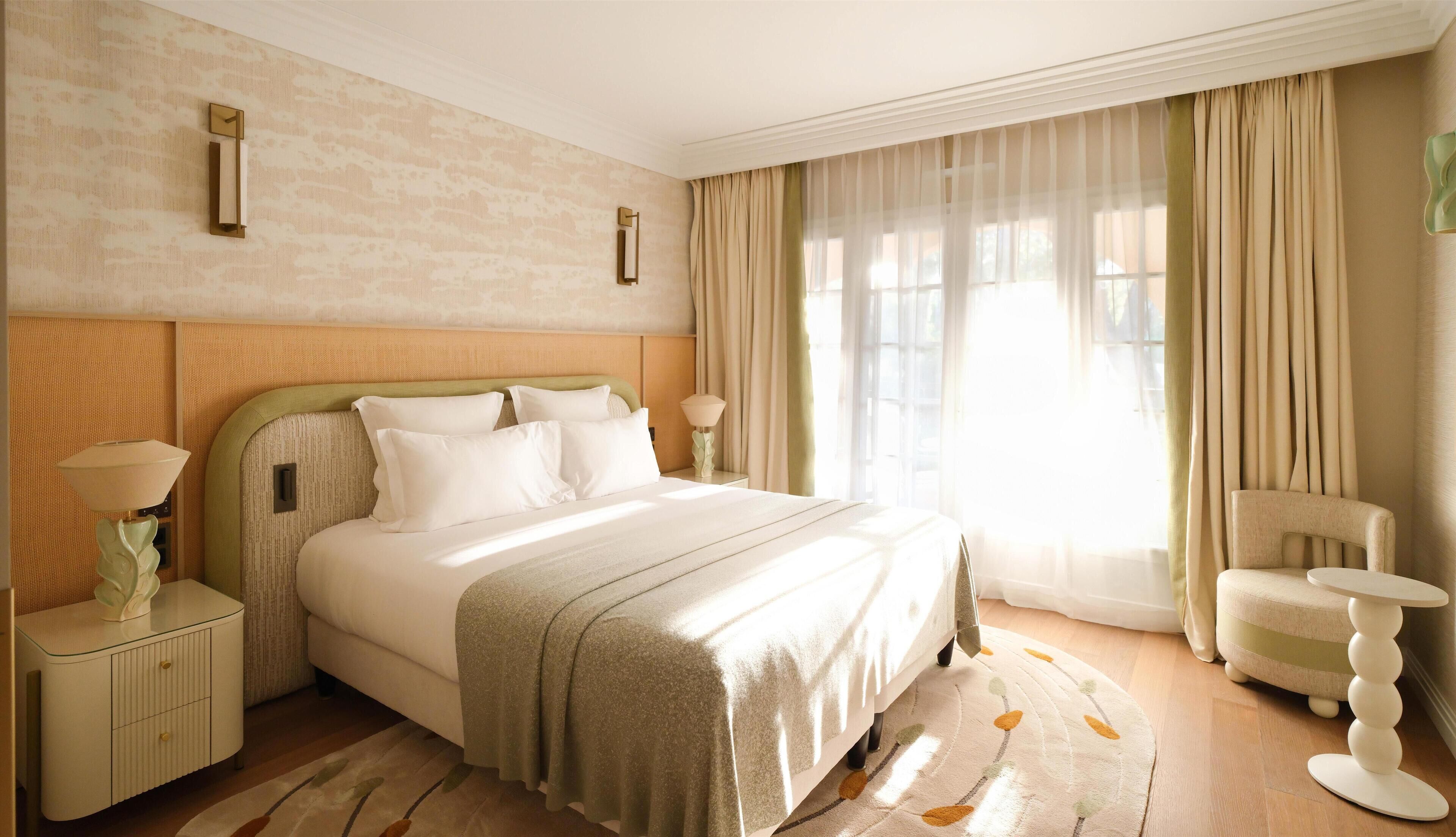 Executive kamer | Luxe beddengoed, een minibar, een kluis op de kamer, een bureau