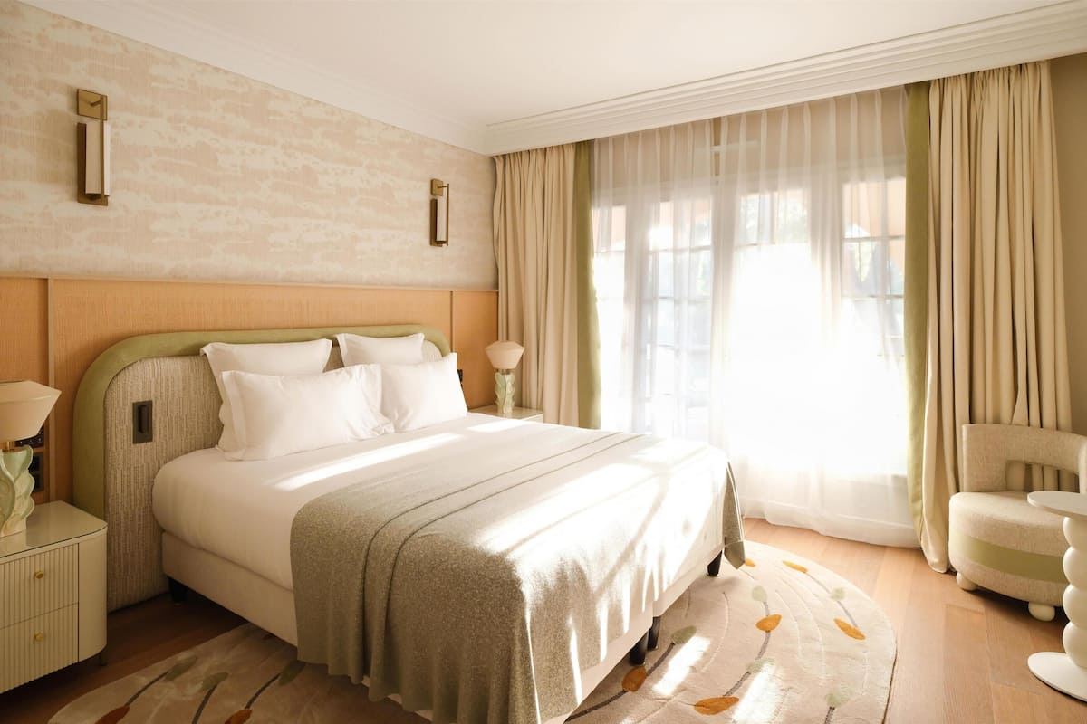 Executive Room | Minibar, in-room safe, desk, blackout drapes