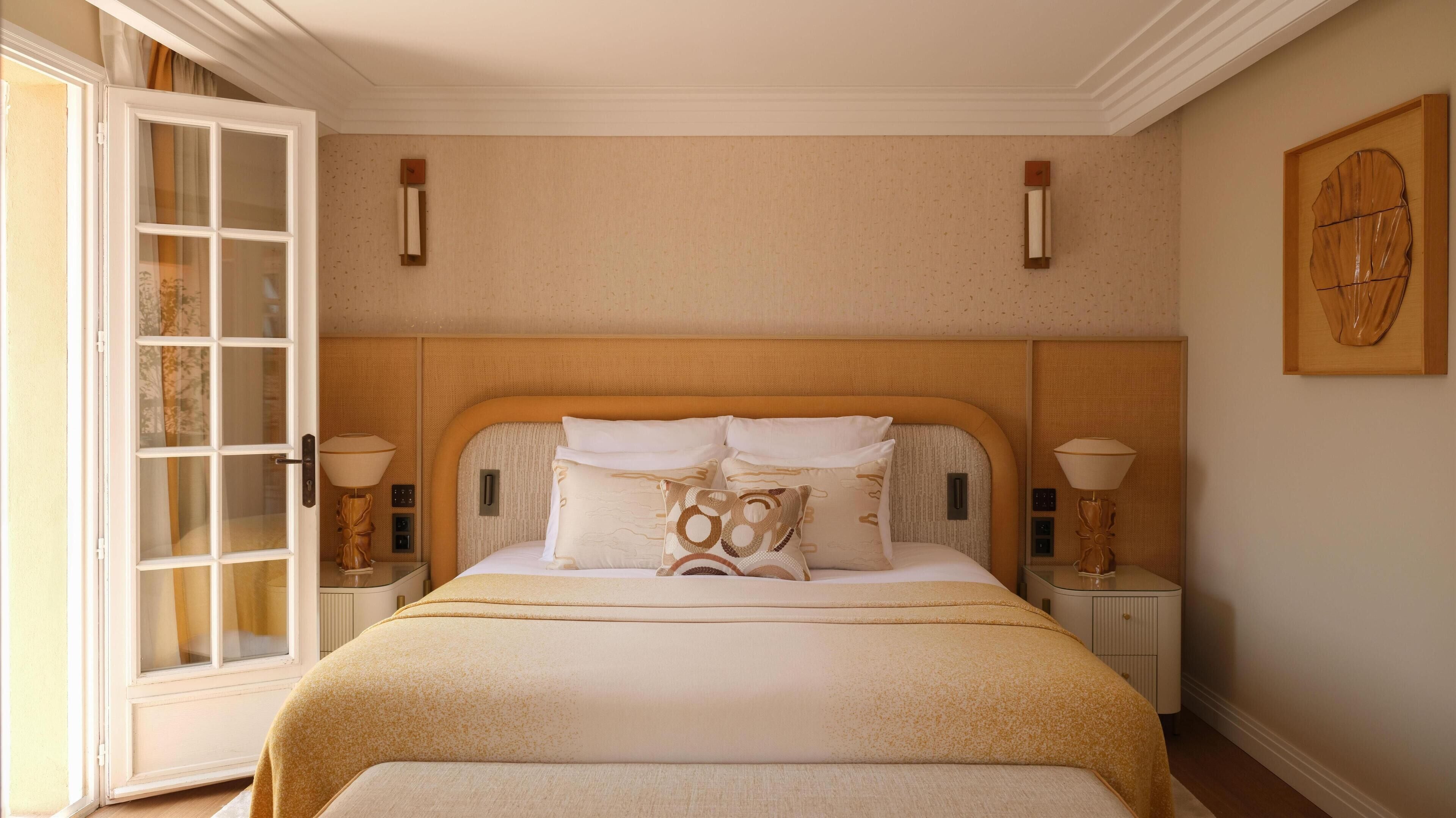 Junior suite | Luxe beddengoed, een minibar, een kluis op de kamer, een bureau