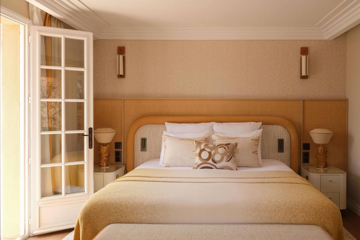 Junior Suite | Minibar, in-room safe, desk, blackout drapes