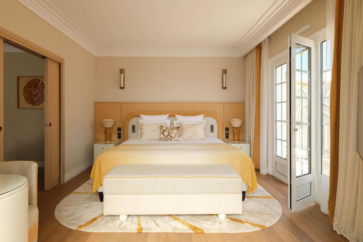 Suite, terras | Luxe beddengoed, een minibar, een kluis op de kamer, een bureau