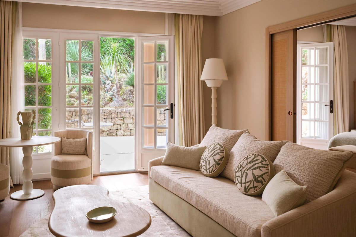 suite, garden view | 1 bedroom, minibar, in-room safe, desk