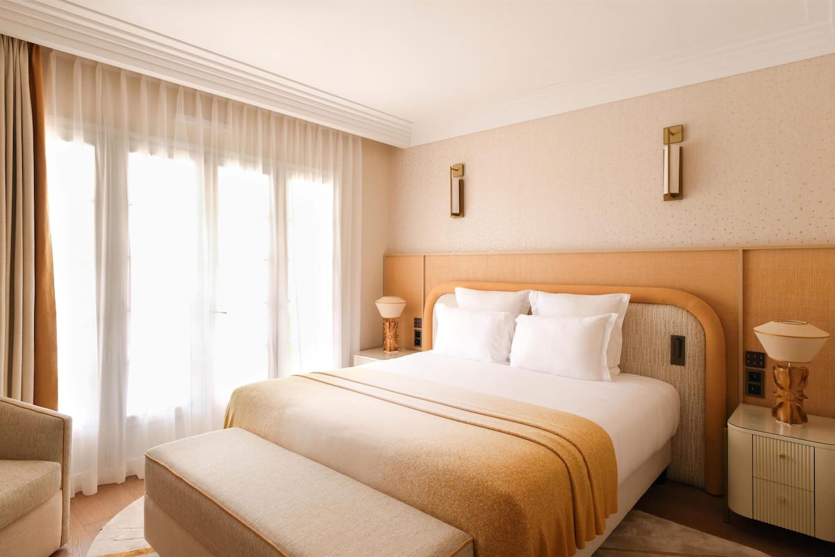 Deluxe kamer | Luxe beddengoed, een minibar, een kluis op de kamer, een bureau