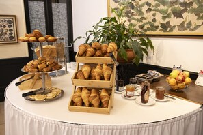 Daily continental breakfast for a fee - Hotel Du Helder (Lyon)
