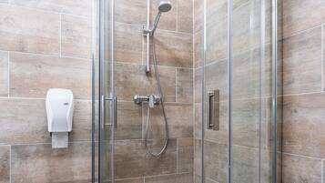 Chambre Double Standard, 1 lit double | Salle de bain | Sèche-cheveux, serviettes fournies