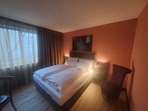 Roupas de cama antialérgicas, cofres nos quartos, escrivaninha