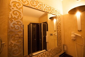 Hair dryer, towels, soap, shampoo - Turm Hotel (Frankfurt)