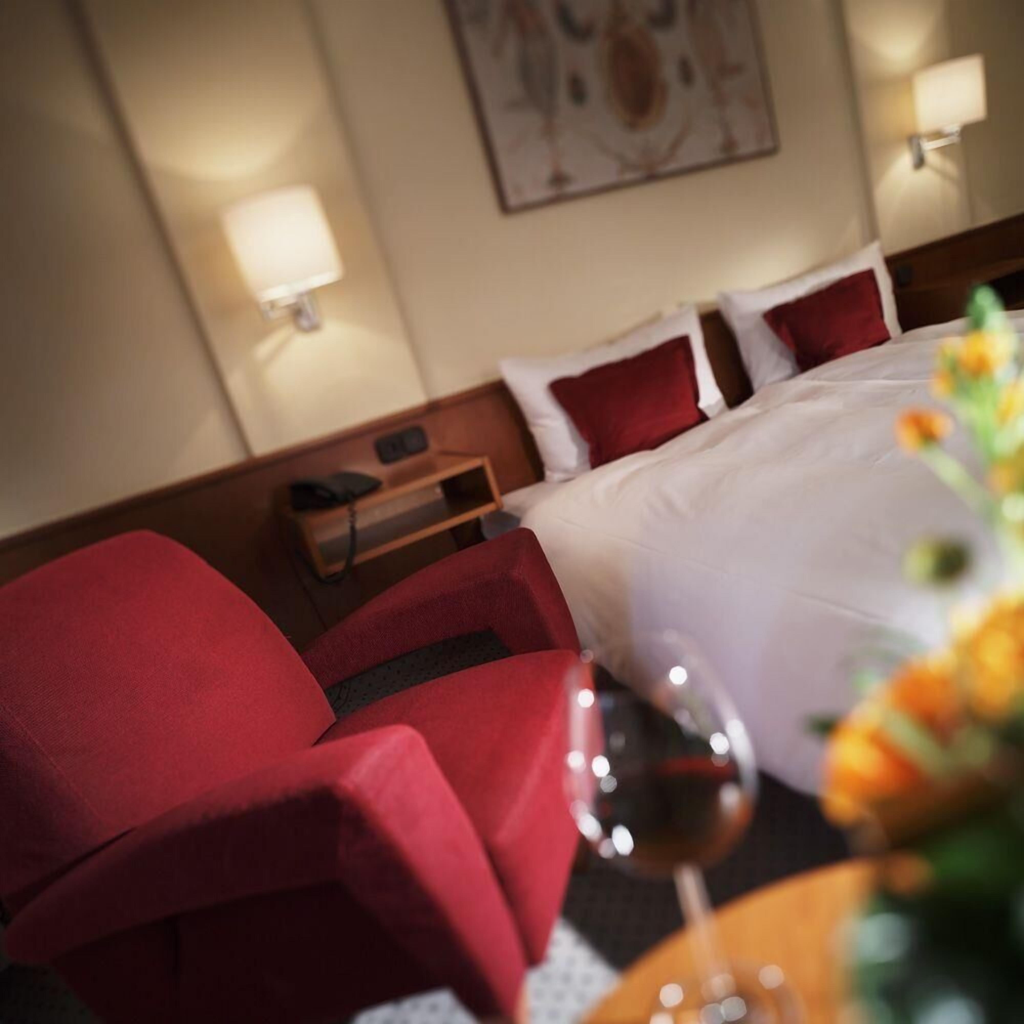 hypo-allergenic bedding, in-room safe, desk, laptop workspace