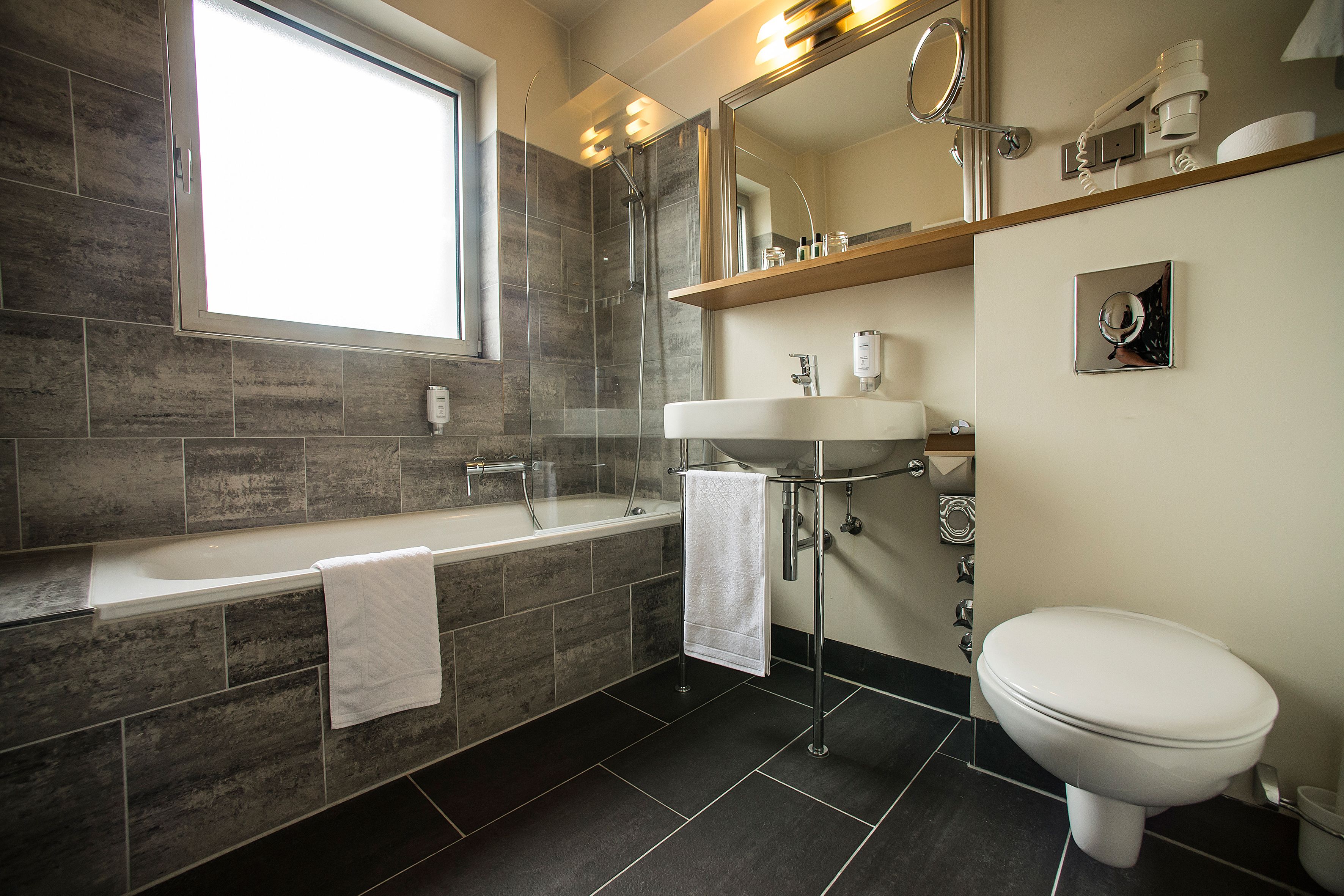 comfort single room, non smoking, courtyard view | bathroom | hair dryer, towels, soap, shampoo