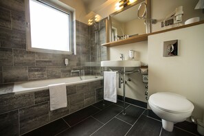 Comfort Single Room, Non Smoking, Courtyard View | Bathroom | Hair dryer, towels, soap, shampoo - Turm Hotel (Frankfurt)