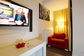 Standard Triple Room | Living room | 32-inch flat-screen TV with satellite channels, TV