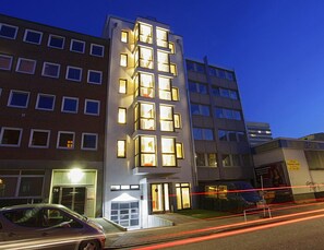 Fachada de la propiedad por la tarde o noche