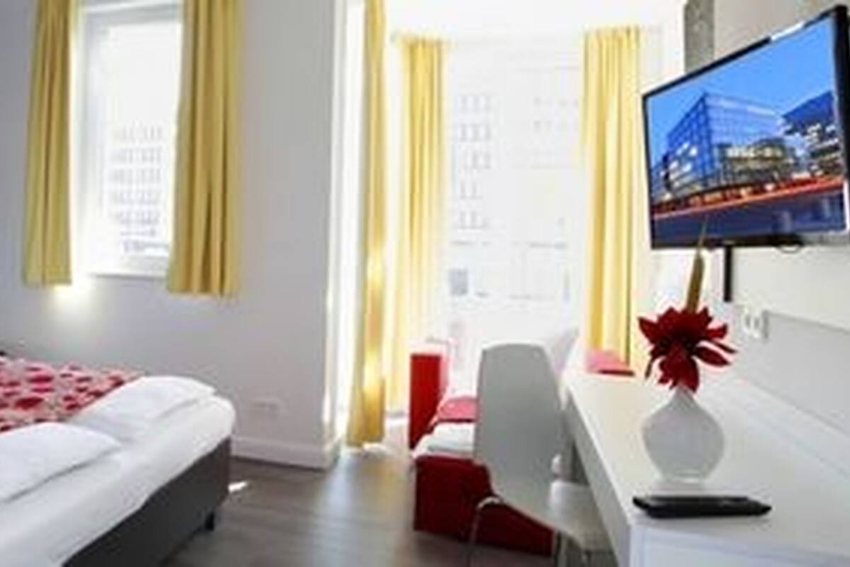 Standard-Dreibettzimmer | Allergikerbettwaren, Schreibtisch, Verdunkelungsvorhänge