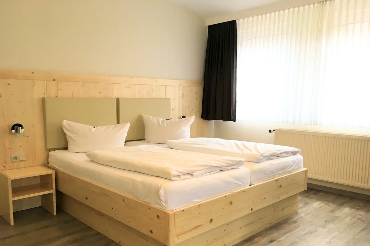 1 habitación, escritorio, wifi gratis y ropa de cama