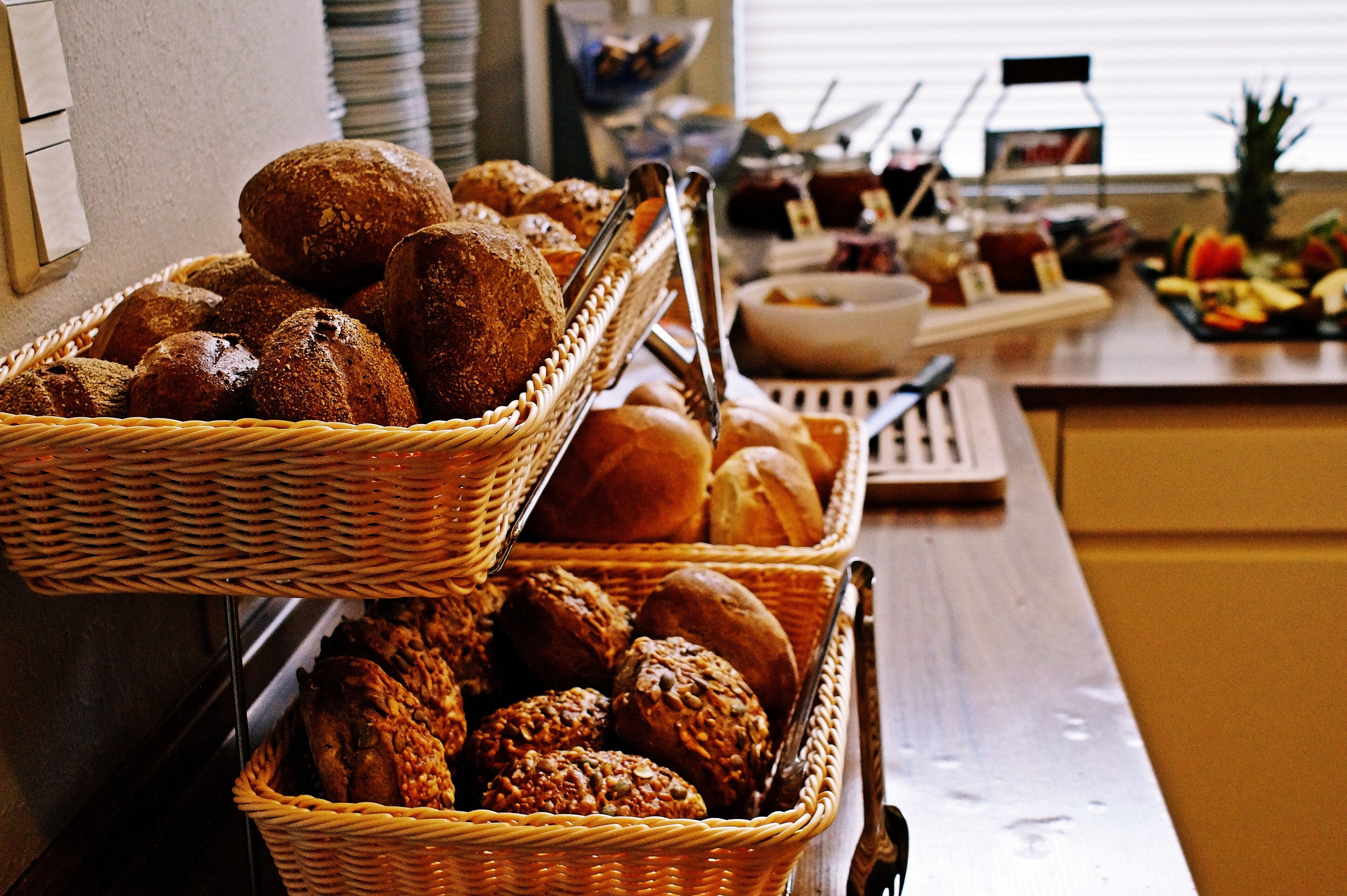 Ein Buffet mit verschiedenen Brotsorten und Gebäck.