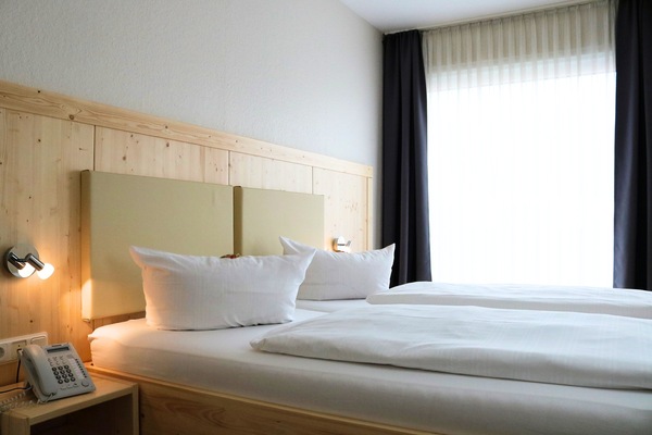 Escritorio, wifi gratis y ropa de cama