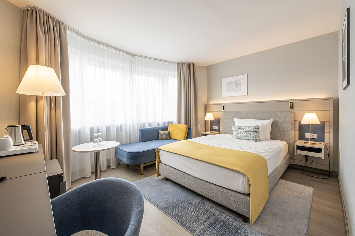 Enkeltværelse - 1 enkeltseng | Premium-sengetøj, minibar, pengeskab på værelset, skrivebord