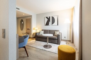 Triple Room | Premium bedding, minibar, in-room safe, desk