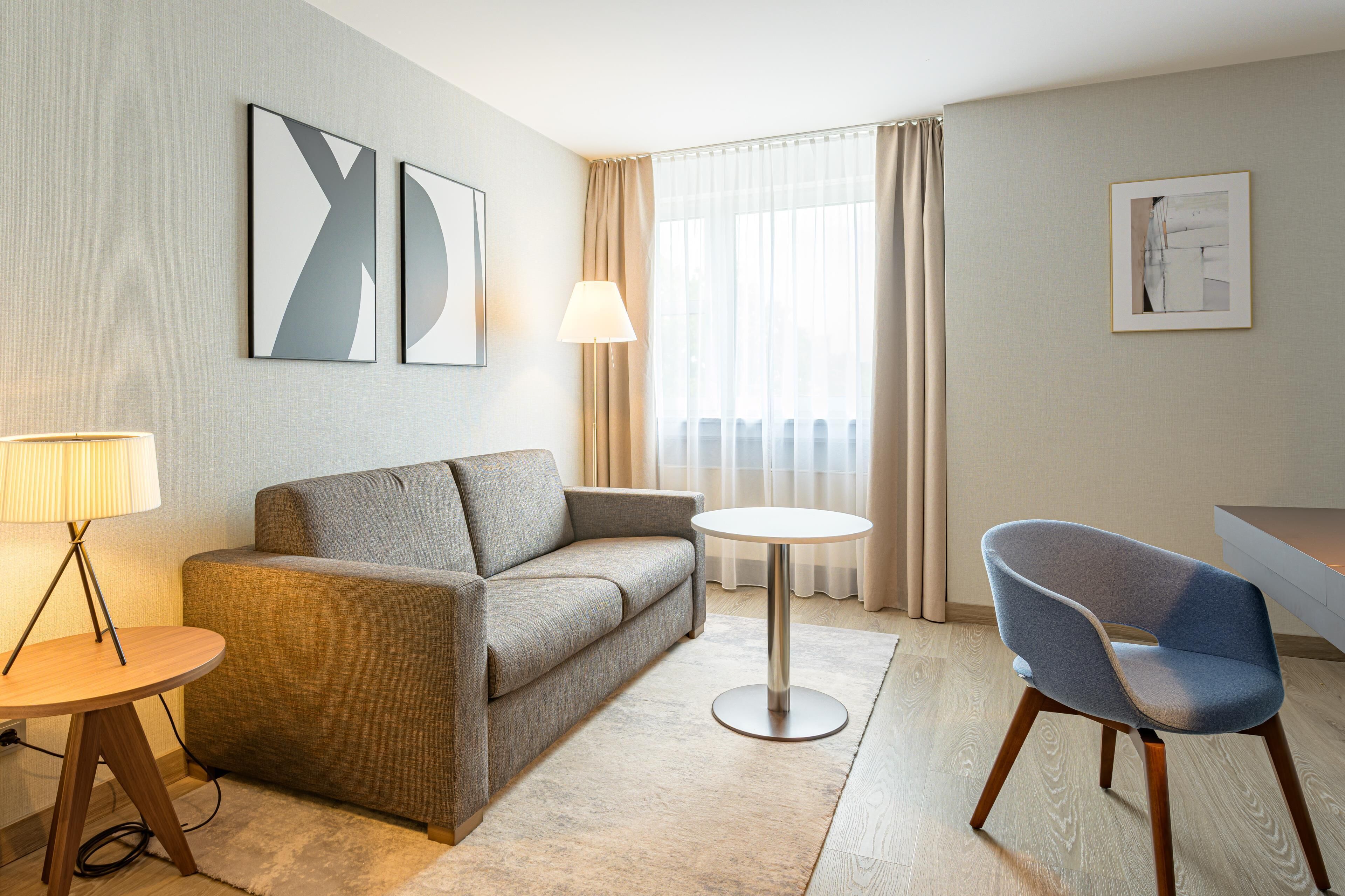 Sengetøy av topp kvalitet, minibar, safe på rommet og skrivebord