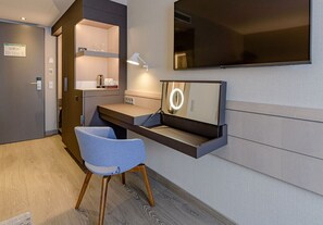 Sengetøy av topp kvalitet, minibar, safe på rommet og skrivebord