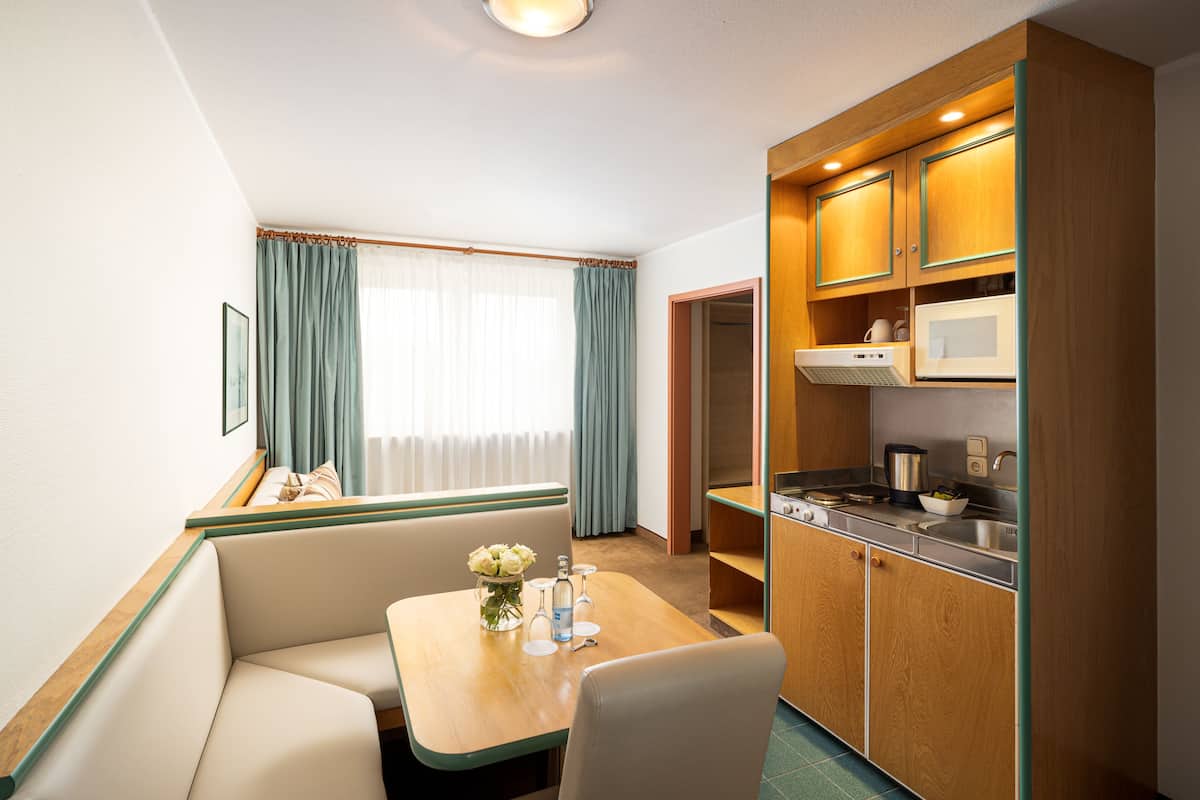 Apartment | Allergikerbettwaren, Zimmersafe, Schreibtisch, Bügeleisen/Bügelbrett
