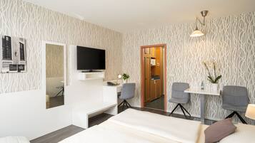 Standard-Doppelzimmer | Allergikerbettwaren, Zimmersafe, Schreibtisch, Bügeleisen/Bügelbrett