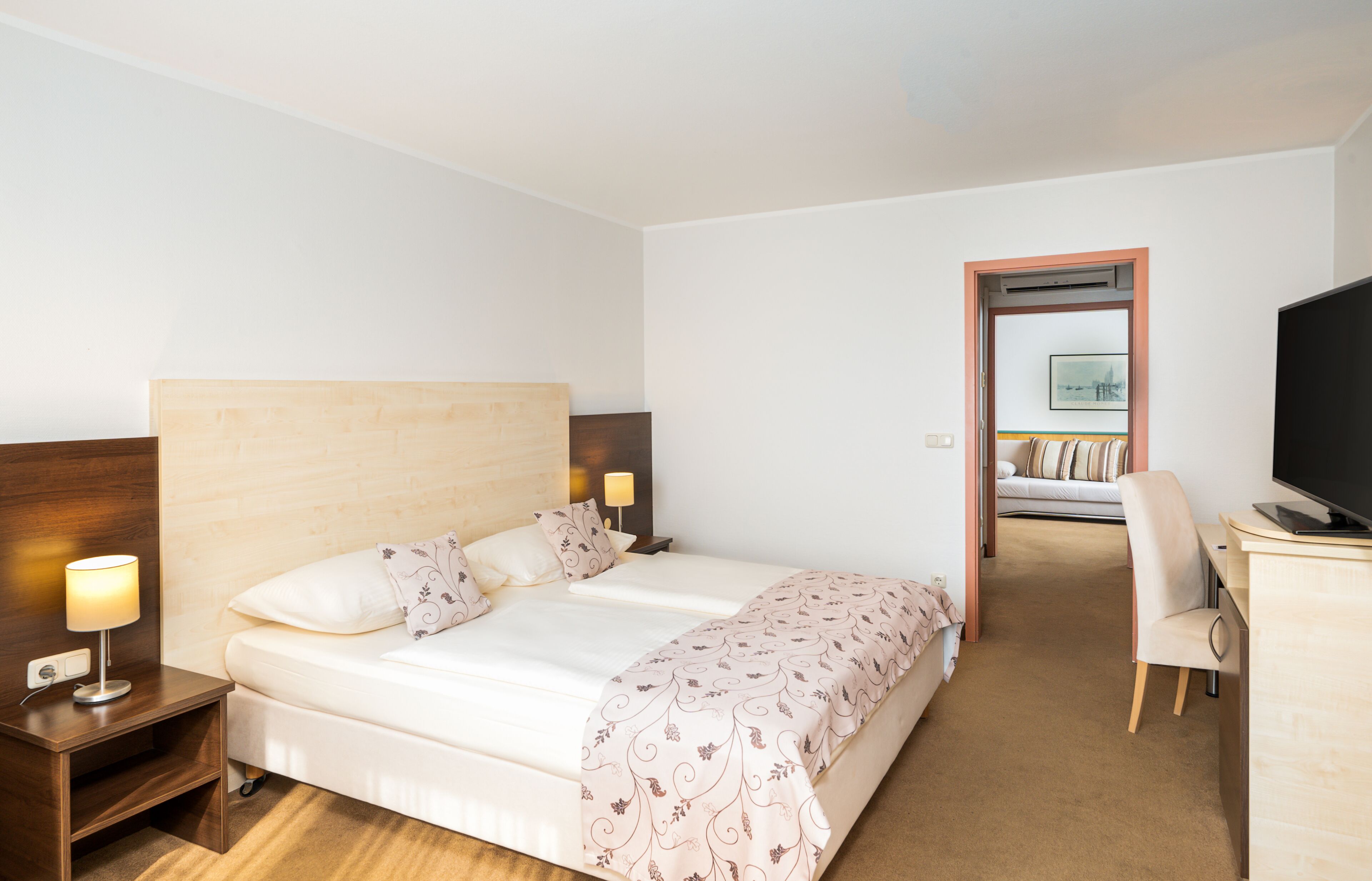 apartment | hypo-allergenic bedding, in-room safe, desk, iron/ironing board