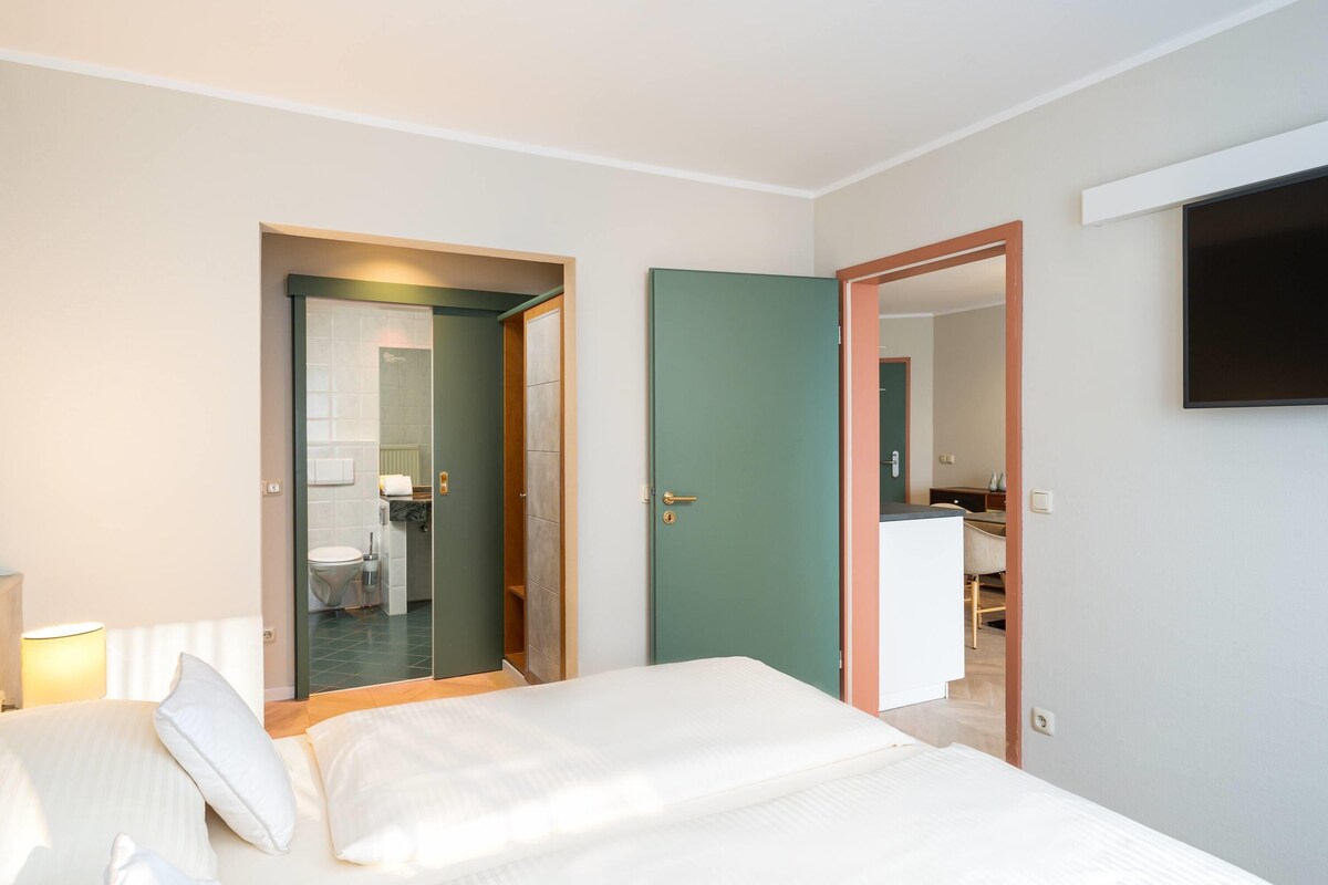 Suite, 1 cama doble | Ropa de cama hipoalergénica, caja fuerte, escritorio