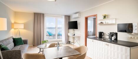 Suite | Allergivenligt sengetøj, pengeskab på værelset, skrivebord