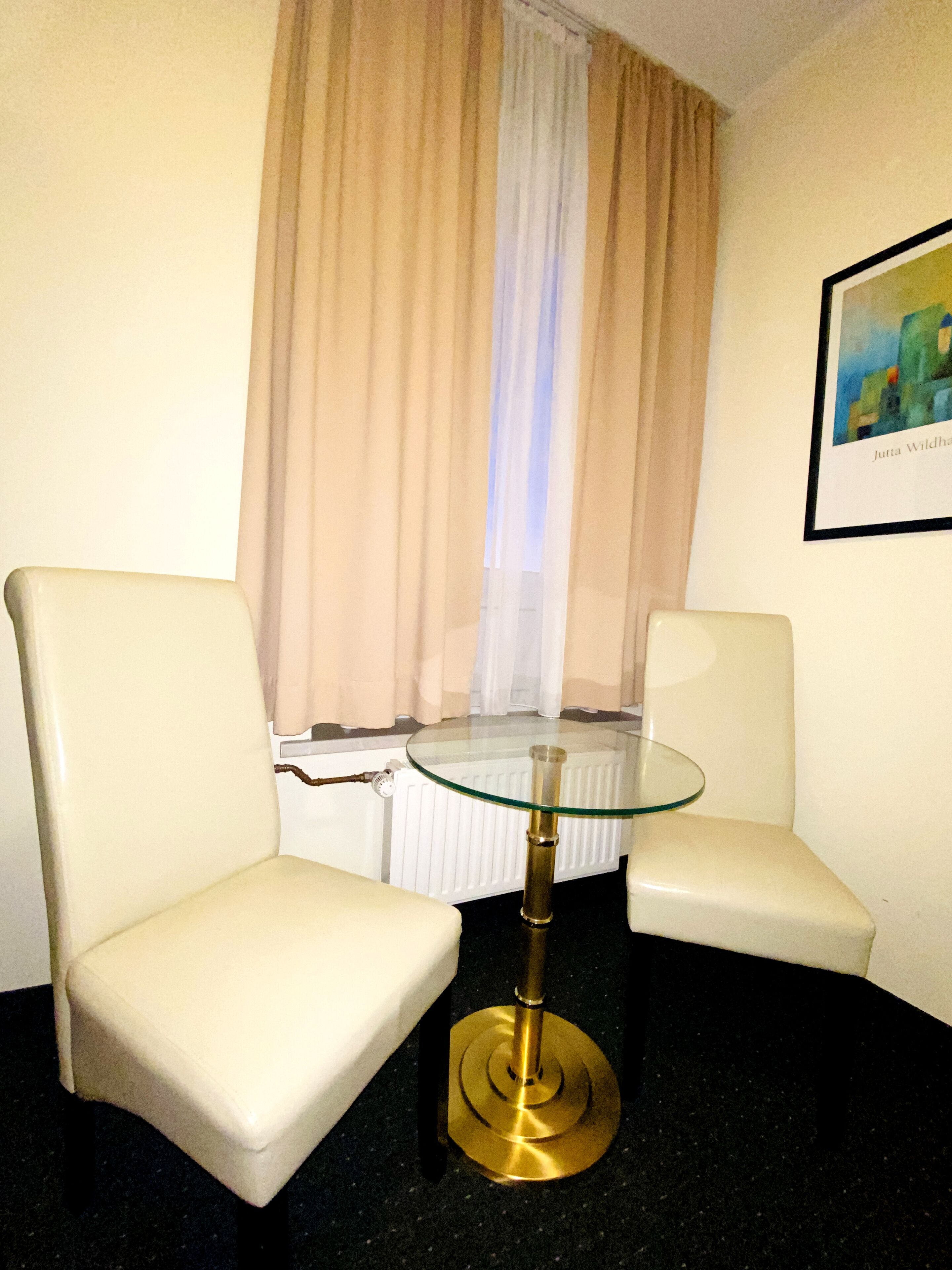 triple room | living area | flat-screen tv