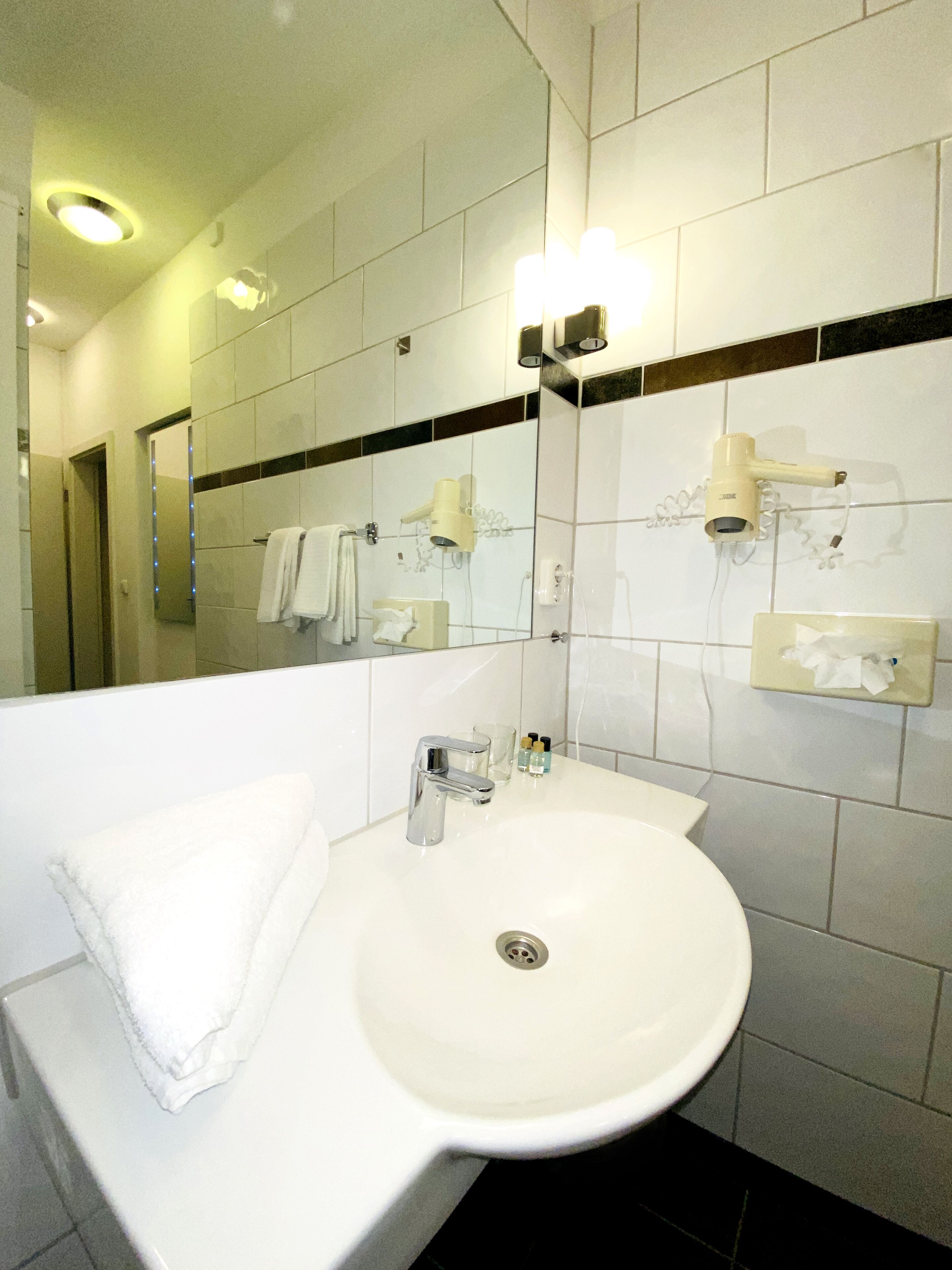 triple room | bathroom | shower, free toiletries, hair dryer, towels