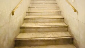 Una escalera de hotel con un cartel sobre la puerta que dice "HOTEL".