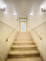 Eine Hotel-Treppe mit einem Schild über der Tür mit der Aufschrift 'HOTEL'.