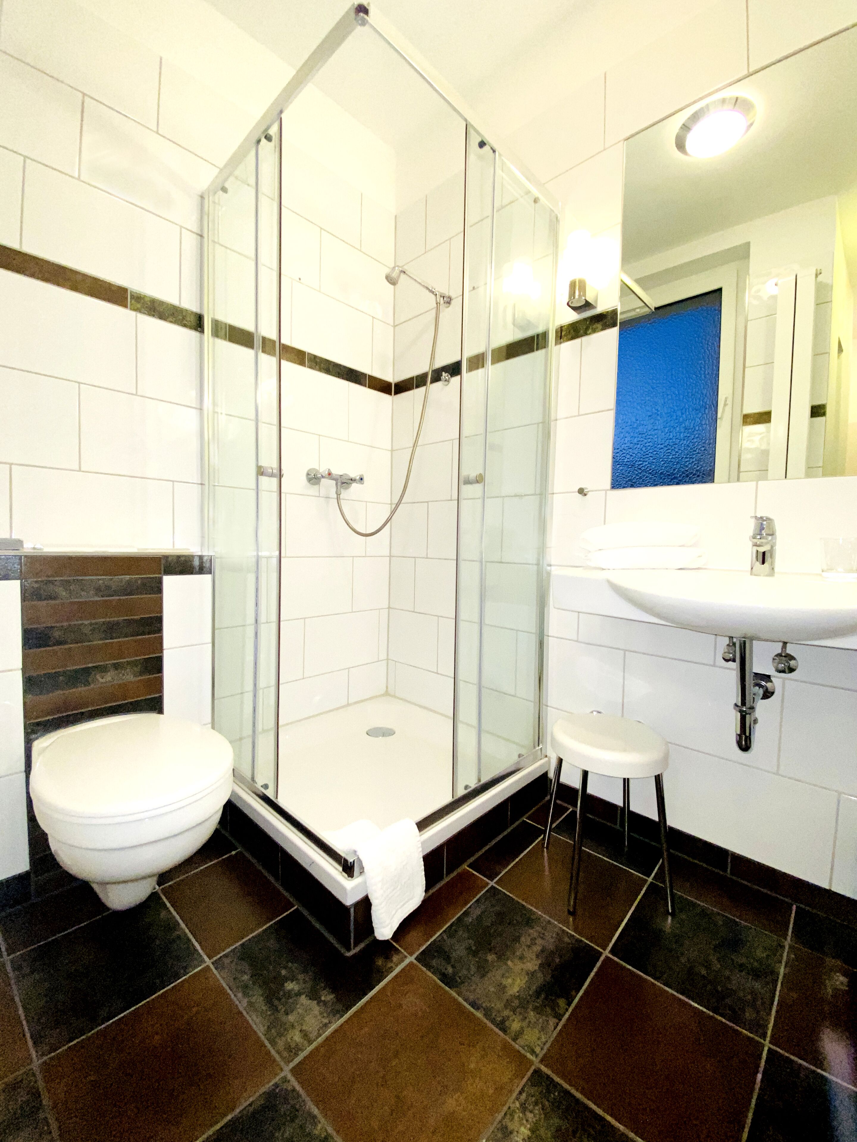 triple room | bathroom | shower, free toiletries, hair dryer, towels