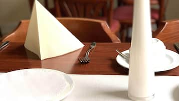 Sarapan prasmanan di akhir pekan (EUR 17.50 per orang)