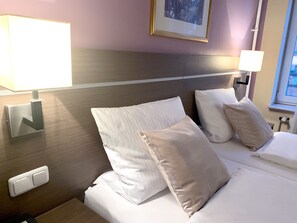 Double Room | In-room safe, desk, free WiFi, bed sheets - Hotel Hansehof (Hamburg)
