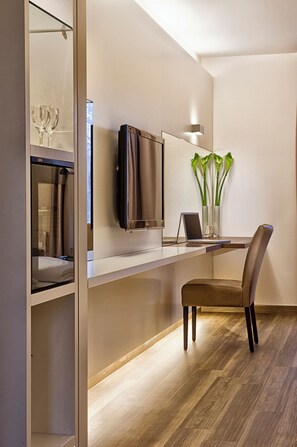 1 bedroom, premium bedding, in-room safe, desk