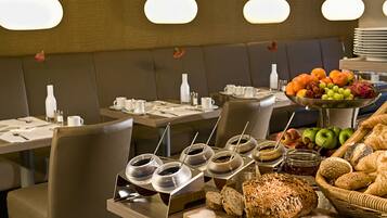 Desayuno buffet diario (EUR 21 por persona)