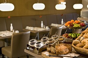 Café da manhã com buffet todos os dias (EUR 21 por pessoa)
