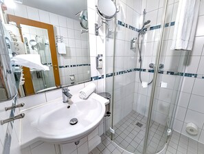 Single Room | Bathroom | Shower, hair dryer, towels, soap