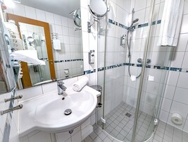 Ducha, secador de pelo, toallas, jabón