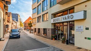 Straatbeeld van het Boulevard Hotel, met een moderne gevel, grote ramen en een bord met de naam.