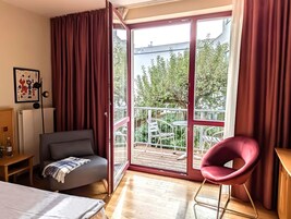 Doppelzimmer | 防过敏的被褥、客房内保险箱、办公桌、笔记本电脑工作区