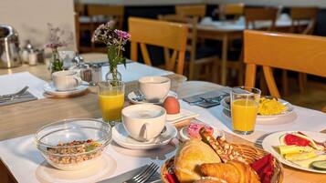 Tägliches Frühstücksbuffet (16.50 EUR pro Person)