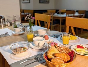 Desayuno buffet todos los días (EUR 16.50 por persona)