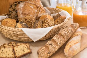 بوفيه فطور يوميًا بتكلفة قدرها (10 EUR للشخص)