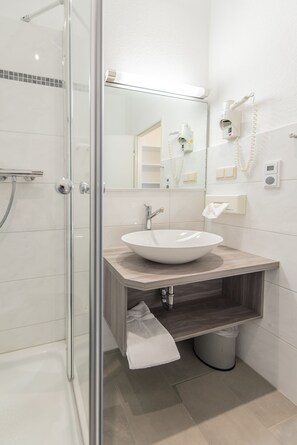 Dusche, Haartrockner, Handtücher, Seife