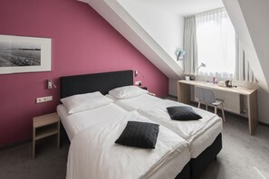 Minibar, individually decorated, individually furnished, desk - Hotel Aigner (Bonn)